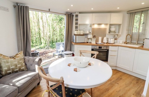 Blandford Saint Mary House | HONEYCOMBE, romantic, with hot tub in Blandford Forum