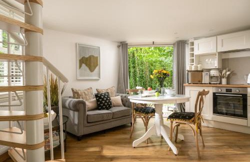 Blandford Saint Mary House | Honeycombe - Treehouse in the Heart of Dorset