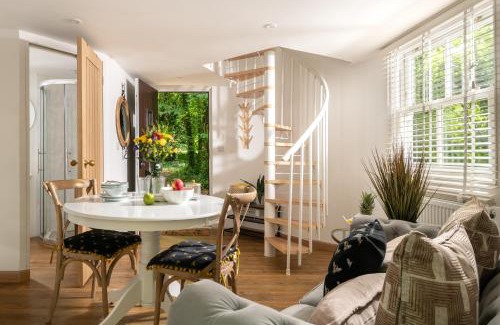 Blandford Saint Mary House | Honeycombe - Treehouse in the Heart of Dorset