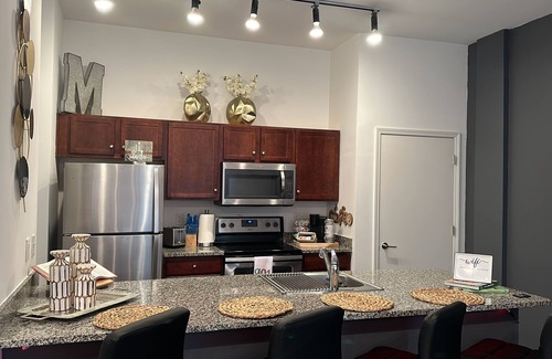 Downtown Memphis Apartment | Honeymoon, The City of Music, king s Bed, B street