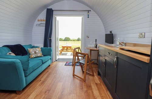 Hope Cottage | HONEYPOT HIDEAWAYS - ACACIA, romantic in Higher Kinnerton, Chester