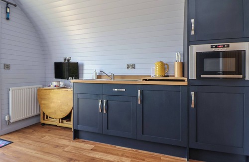 Hope Cottage | HONEYPOT HIDEAWAYS - ACACIA, romantic in Higher Kinnerton, Chester