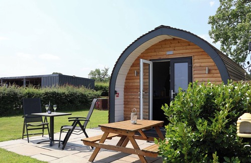 Hope Cottage | HONEYPOT HIDEAWAYS - ACACIA, romantic in Higher Kinnerton, Chester