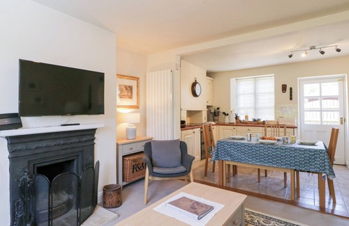 Longborough Cottage | HONEYSUCKLE COTTAGE, family friendly, with open fire in Longborough