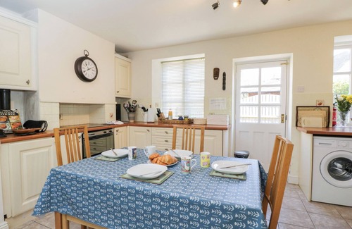 Longborough Cottage | HONEYSUCKLE COTTAGE, family friendly, with open fire in Longborough