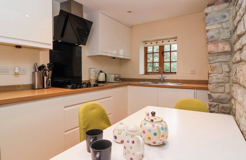 Compton Dundon Cottage | HONEYSUCKLE COTTAGE, romantic, character holiday cottage in Street