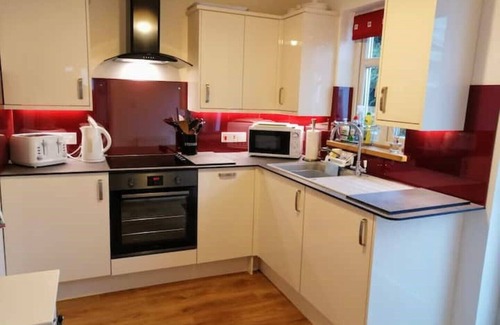 Bude Cottage | Honeysuckle Cottage with optional hot tub and shared EV charger.