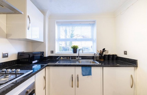 Peterborough House | Honeysuckle Court - Close to City Centre!