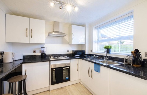 Peterborough House | Honeysuckle Court - Close to City Centre!