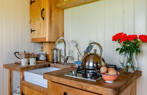 Potto House | Honeysuckle Hut - One Bedroom House, Sleeps 2