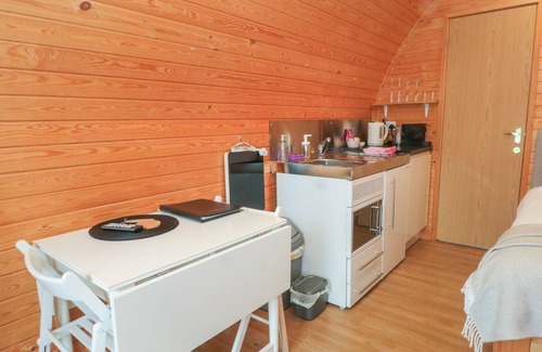 Overton-on-dee Cottage | HONEYSUCKLE, romantic, with a garden in Malpas