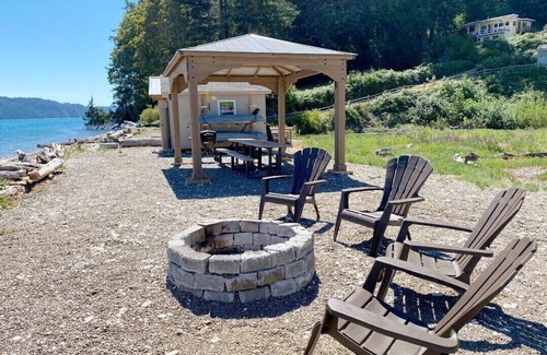 Lilliwaup House | Hood Canal beachfront getaway w/hot tub and kayaking!