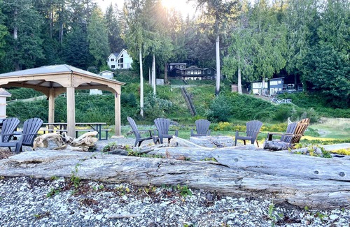 Lilliwaup House | Hood Canal beachfront getaway w/hot tub and kayaking!