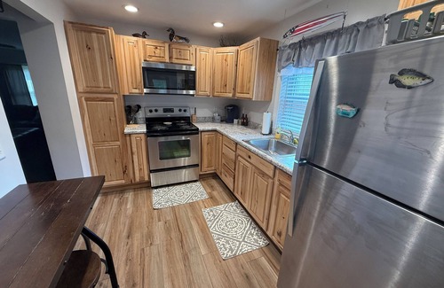 Guttenberg House | Hooks & Honkers Hideout - Cozy 2BR Retreat Near Mississippi River!