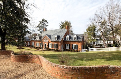 Barracks Rugby House | Hoos` Homestead | 5 Bed, 4.5 Bath