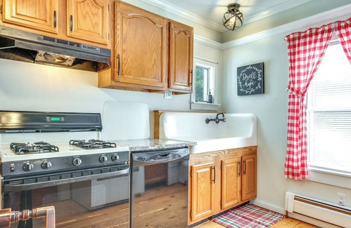 Center Moreland House | Hop Bottom Home w/Private Yard & Fire Pit!
