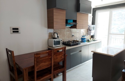 Shimla Apartment | HOP stays Shimla - Luxury 2BHK {Free Parking + Lift + Caretaker + Terrace + Pet}