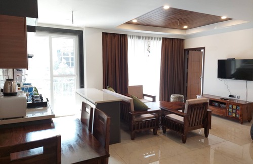 Shimla Apartment | HOP stays Shimla - Luxury 2BHK {Free Parking + Lift + Caretaker + Terrace + Pet}