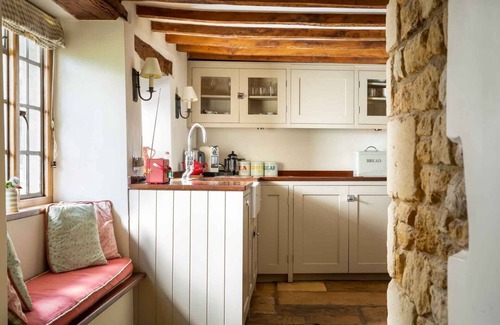 Longborough Cottage | HOPE COTTAGE, pet friendly, character holiday cottage in Longborough