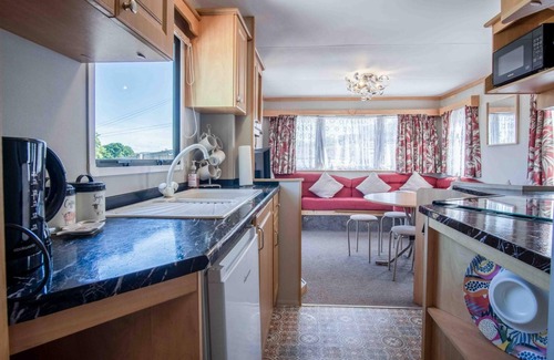 Mawr Apartment | Hopkins Retreat - 3 Bedroom Caravan - Hot Tub