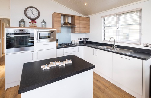 Leiston Apartment | Horizon Lodge - sleeps 6 guests in 3 bedrooms