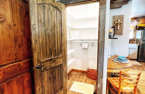 Alberton Cabin | Horse Creek Ranch Luxurious Western Bunkhouse/Cabin