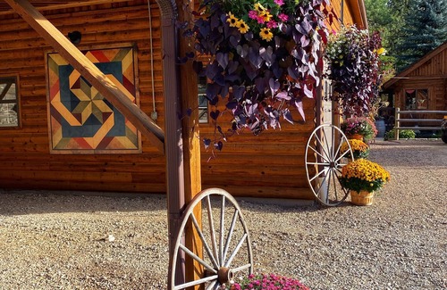 Alberton Cabin | Horse Creek Ranch Luxurious Western Bunkhouse/Cabin