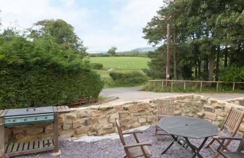 Great Broughton Cottage | HORSESHOE COTTAGE, pet friendly, with a garden in Great Ayton