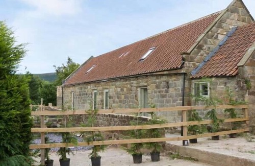 Great Broughton Cottage | HORSESHOE COTTAGE, pet friendly, with a garden in Great Ayton