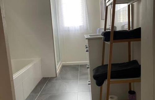 Horsham House | Horsham stayz 4 bedroom home Sleeps upto 10