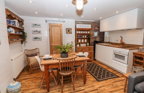 Horton Cottage | HORTON LODGE BOATHOUSE, pet friendly, with hot tub in Rudyard Lake