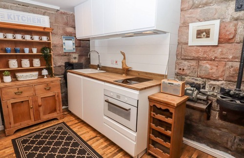Horton Cottage | HORTON LODGE BOATHOUSE, pet friendly, with hot tub in Rudyard Lake