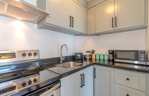 Rhyne Park Village Apartment | Hospitality Expert NSC: Beach front, Pool & Chef