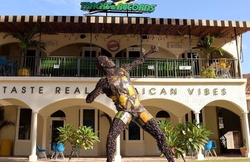 Rhyne Park Village Apartment | Hospitality Expert NSC: Beach front, Pool & Chef