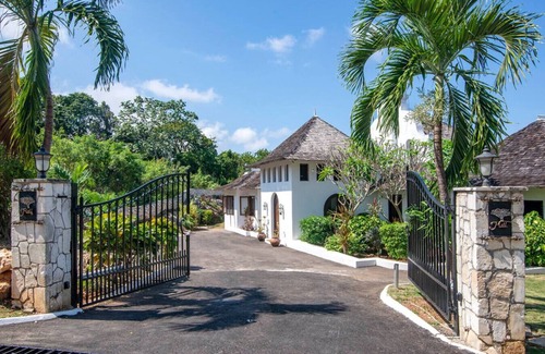 Montego Bay Villa | Hospitality Expert HALF HILL: Pool, Beach & Chef