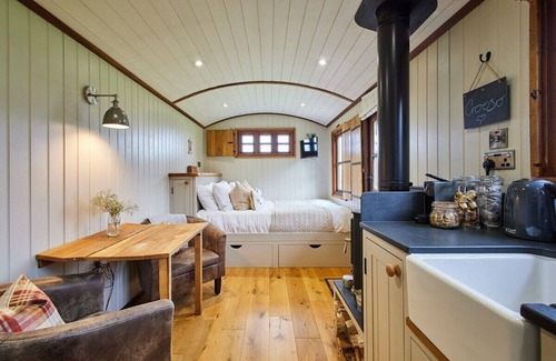 Bronllys Ski Chalet | Host & Stay | Cwch Gwenyn