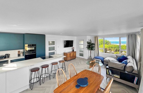 Wyke Regis House | Host & Stay | Mandeville