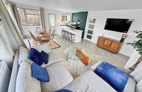 Wyke Regis House | Host & Stay | Mandeville