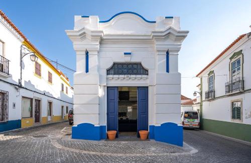 Evora House | Host Wise - Elegant Loft with Historic Charm & Terrace