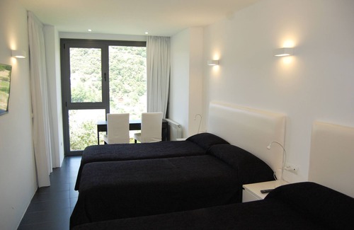 Villafranca del Bierzo Hostel | Hostal Tres Campanas