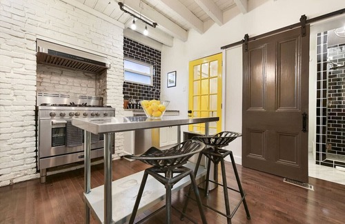 Central Northside House | ★ HostWise Stays ★ King Bed Carriage House in Mexican War Streets