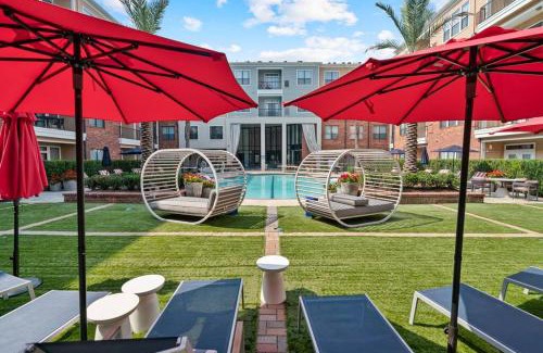 Brookhollow Apartment | Hot Spot Loft mins from Galleria