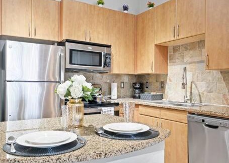 Brookhollow Apartment | Hot Spot Loft mins from Galleria