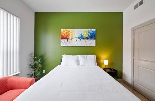 Brookhollow Apartment | Hot Spot Loft mins from Galleria