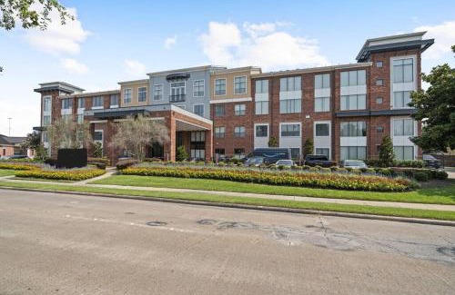 Brookhollow Apartment | Hot Spot Loft mins from Galleria
