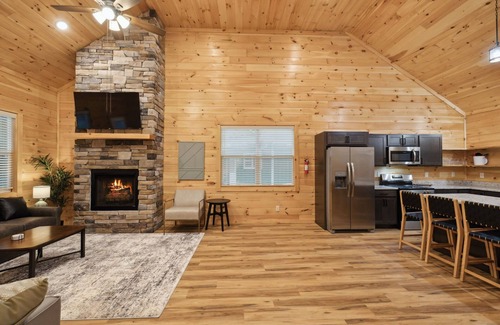 Pigeon Forge Cabin | Hot Tub + 2 King Bedrooms New Cabin Close to Dollywood & Gatlinburg