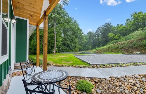 Pigeon Forge Cabin | Hot Tub + 2 King Bedrooms New Cabin Close to Dollywood & Gatlinburg