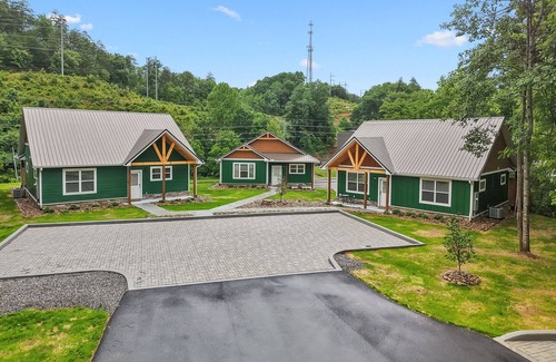 Pigeon Forge Cabin | Hot Tub + 2 King Bedrooms New Cabin Close to Dollywood & Gatlinburg