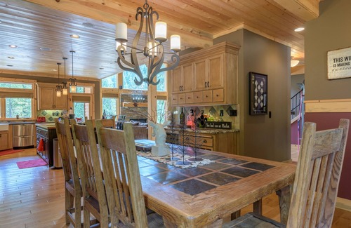 Rhododendron Cabin | Hot tub, 7acre lot, private, amazing views,pet friendly!