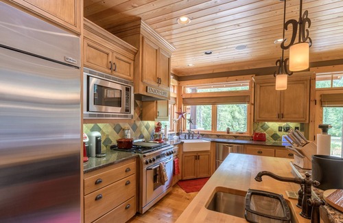 Rhododendron Cabin | Hot tub, 7acre lot, private, amazing views,pet friendly!